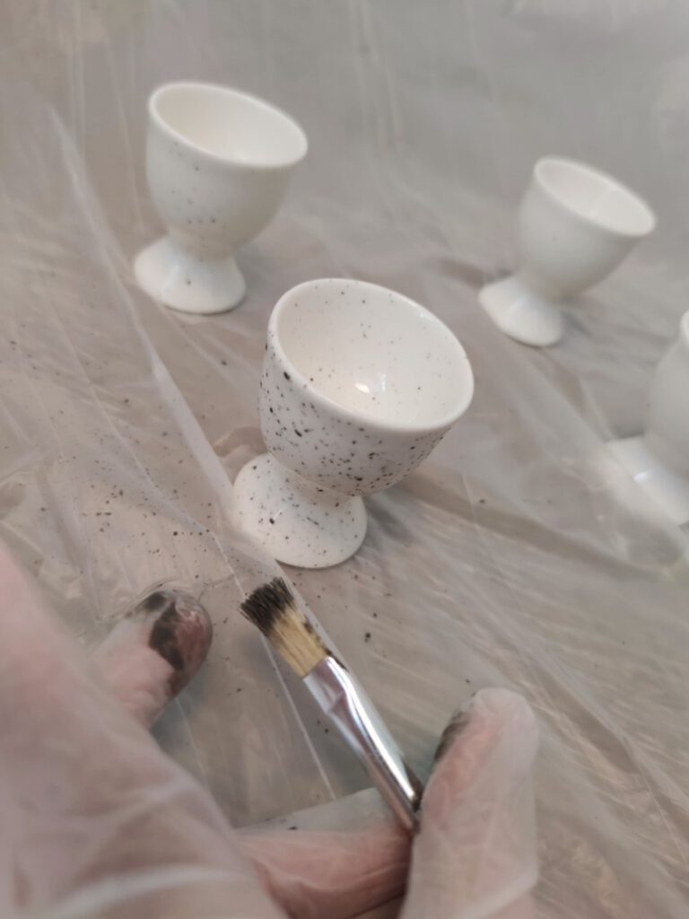Keramik in Sprenkelmuster