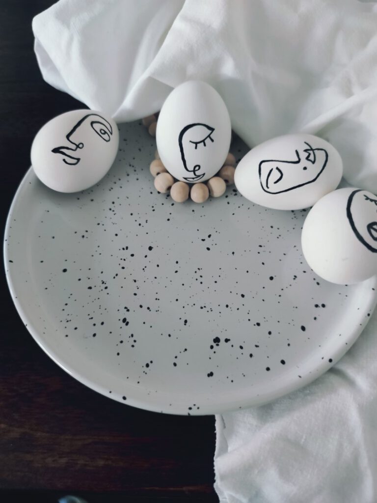 Eier mit Gesichtern